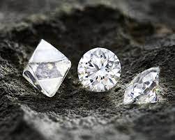 Apa Perbedaan Antara Berlian Asli dan Sintetis dalam Anting?